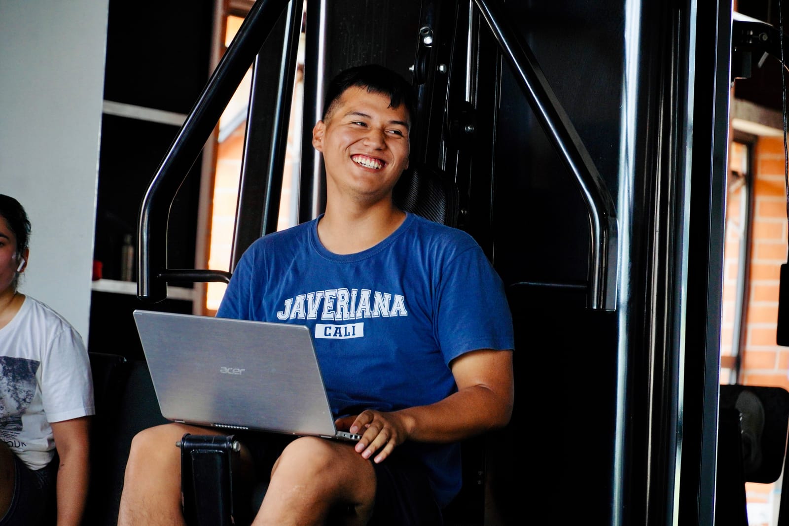 Residente estudiando con su portátil en el gimnasio de Inside