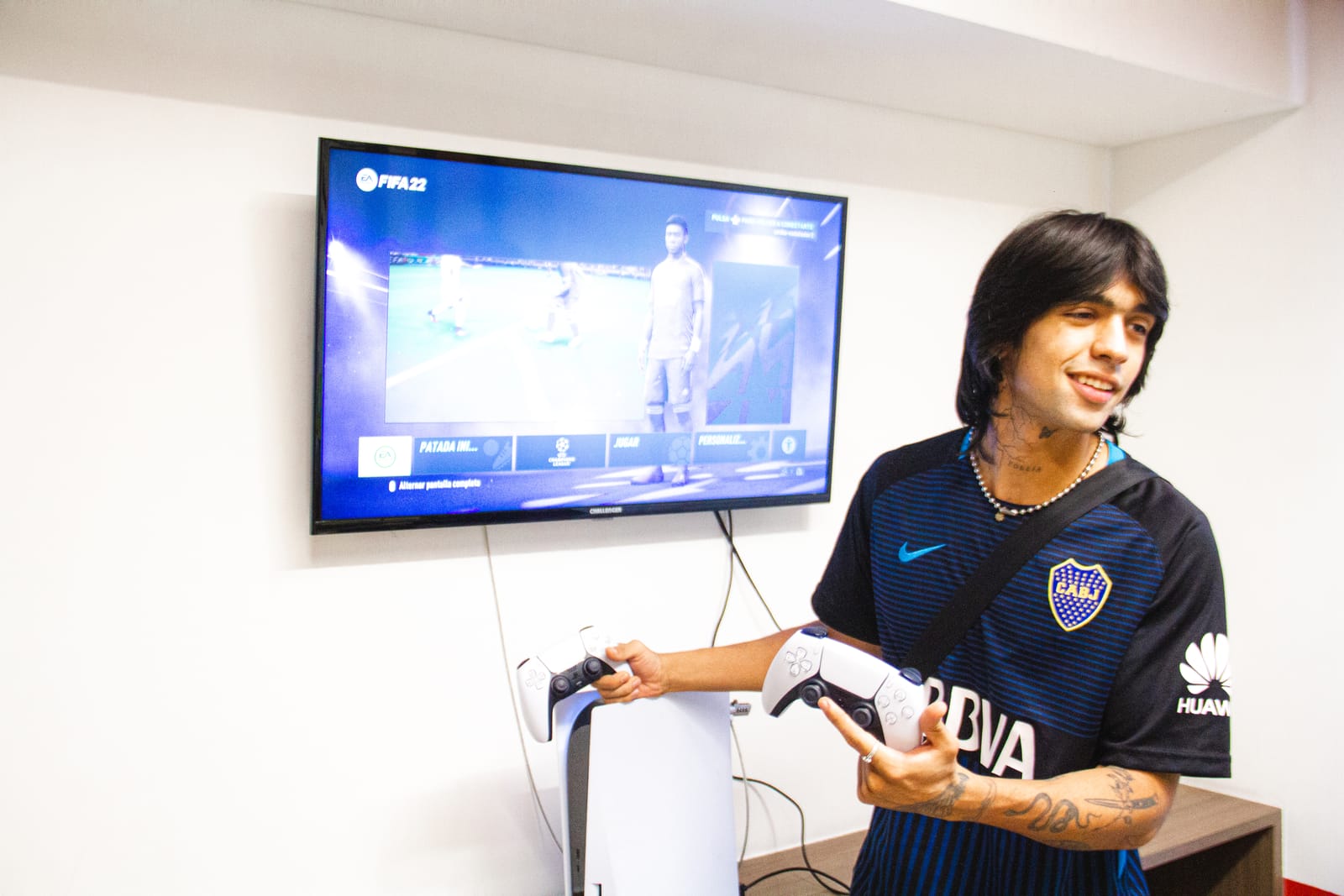 Residente jugando consola en la zona de juegos de Inside